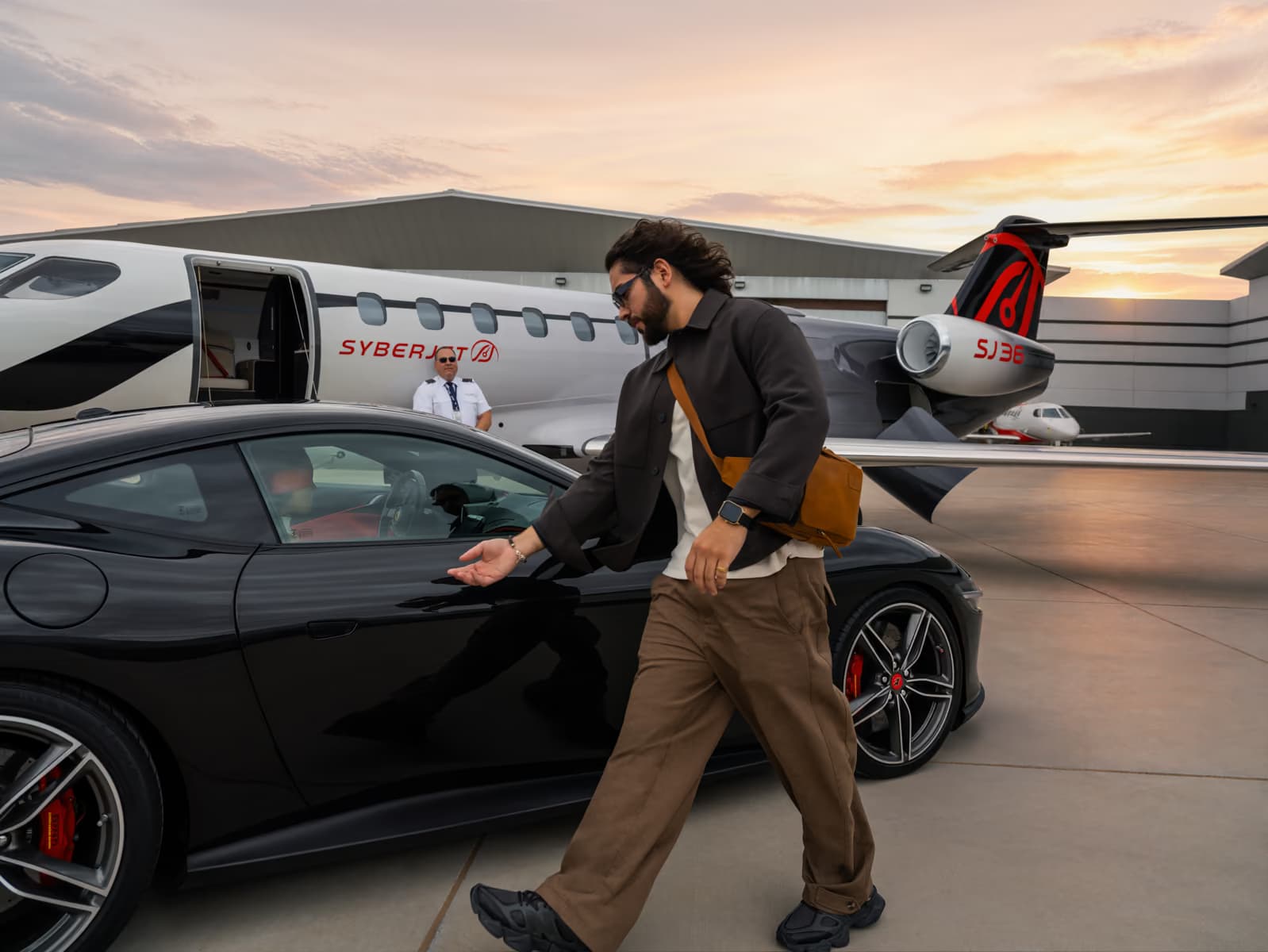 Passenger walking to the SJ36 on the ramp